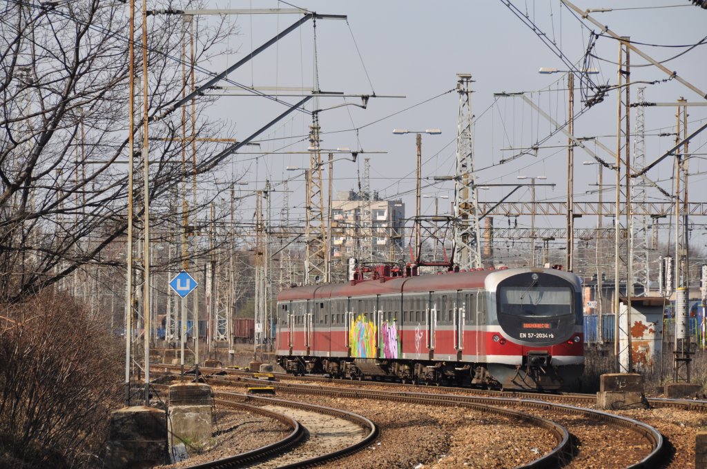EN57 2034 bei Katowice-Ligota aus Tychy nach Sosnowiec (10.04.2012)