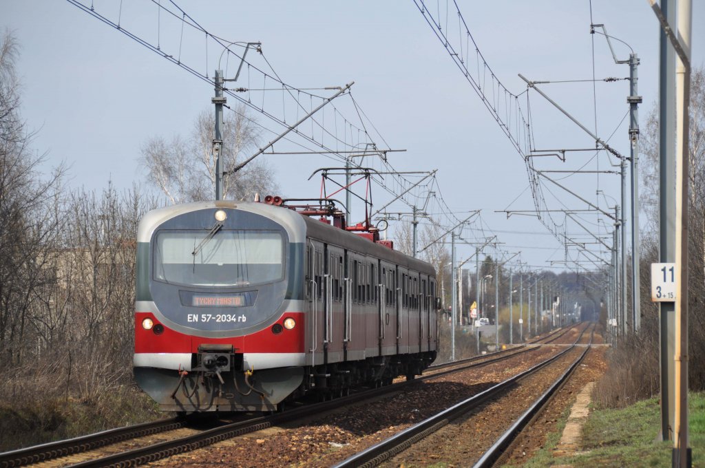 EN57 2034 mit einer Regionalbahn nach Tychy-(Miasto) bei Katowice Podlesie (11.04.2012)