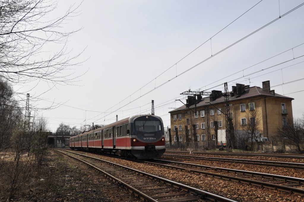 EN57 2034 mit einer Regionalbahn von Tychy nach Katowice bei Katowice-Ligota (10.04.2012)