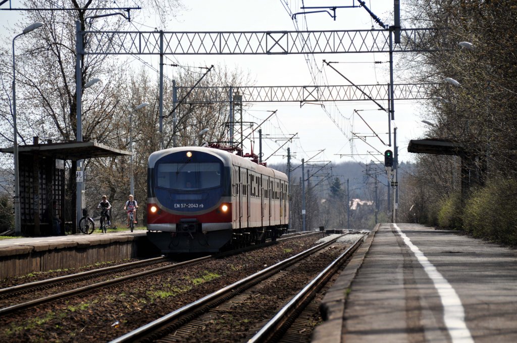 EN57 2043 mit einer Regionalbahn aus Tychy-(Miasto) nach Sosnowiec in Katowice Podlesie (11.04.2012)