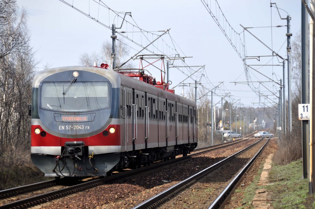 EN57 2043 mit einer Regionalbahn nach Tychy-(Miasto) bei Katowice Podlesie (11.04.2012)