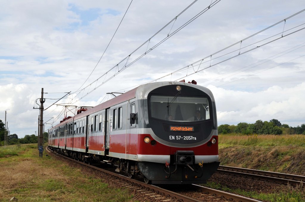 EN57 2057 bei Strzebielewo Pyrzyckie (09.08.12)