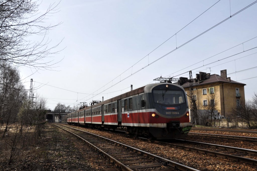 EN57 2068 mit einer RB aus Tychy nach Katowice bei Katowice-Ligota (10.04.2012)