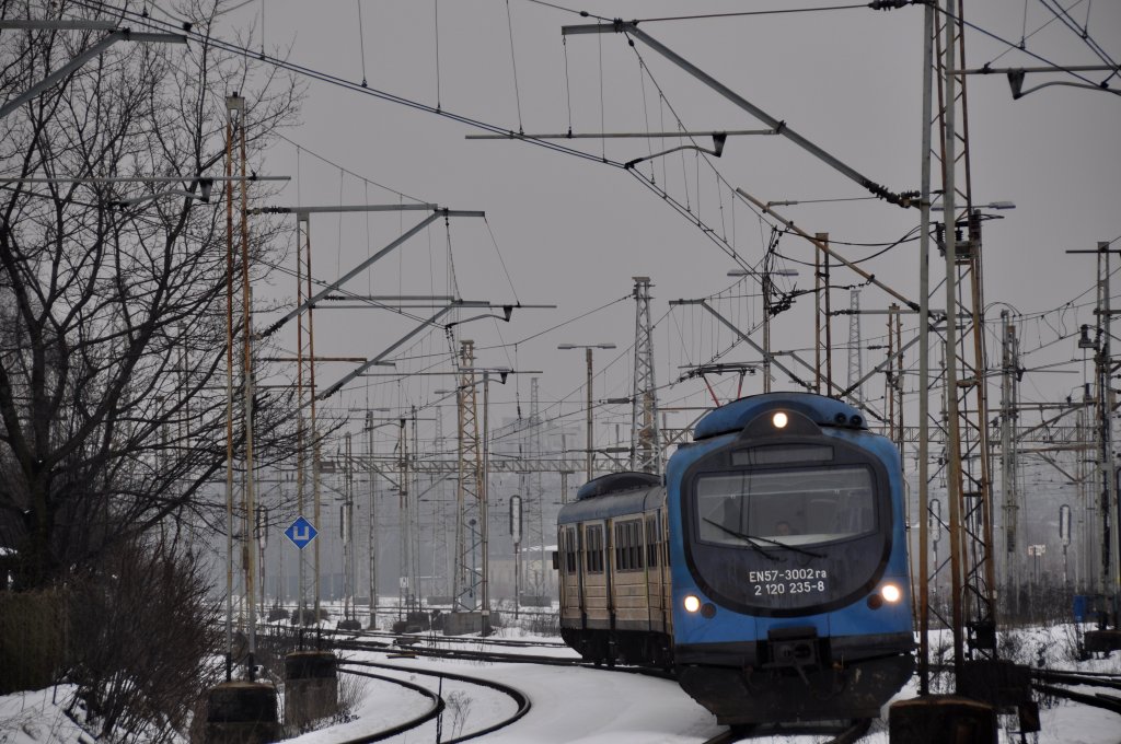 EN57 3002 mit einer RB aus Katowice nach Zwardoń. In Katowice Ligota (05.04.2013)
