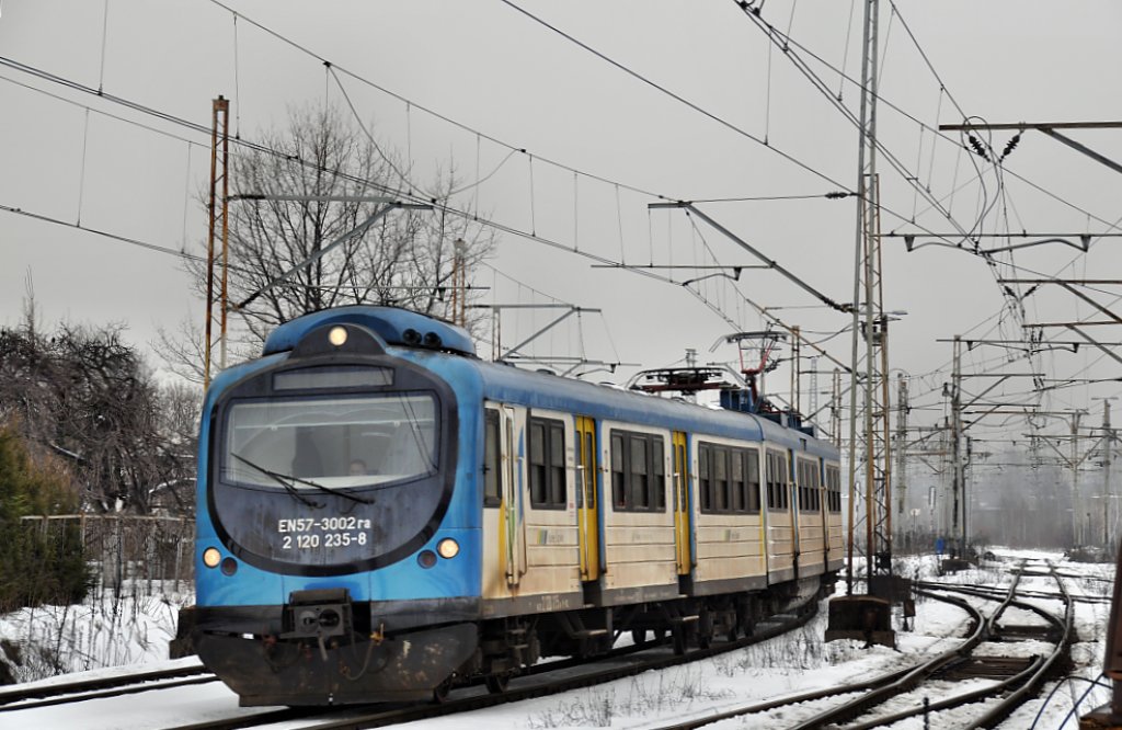 EN57 3002 mit einer RB aus Katowice nach Zwardoń. In Katowice Ligota (05.04.2013)