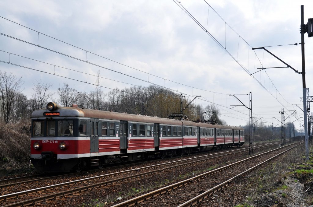 EN57 679 mit einer Regionalbahn aus Katowice Głwny in richtug Chorzw bei Katowice-Załęże (14.04.2012)




