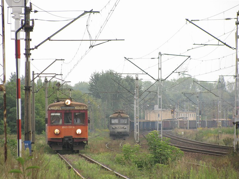 EN57-720 als R-24037 aus Kielce durchfhrt den Gterbahhof Częstochowa Towarowa, 12.09.2009