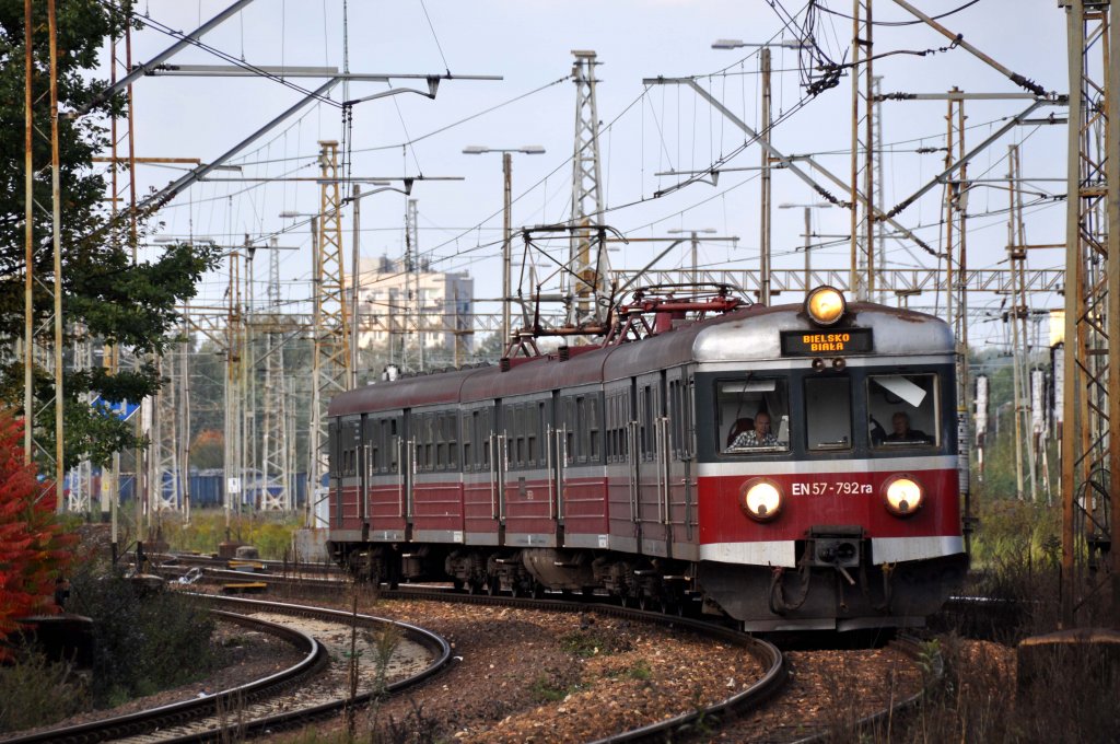 EN57 792 bei der Ausfahrt aus Katowice-Ligota in Richtung Bielsko-Biała (09.10.12)
