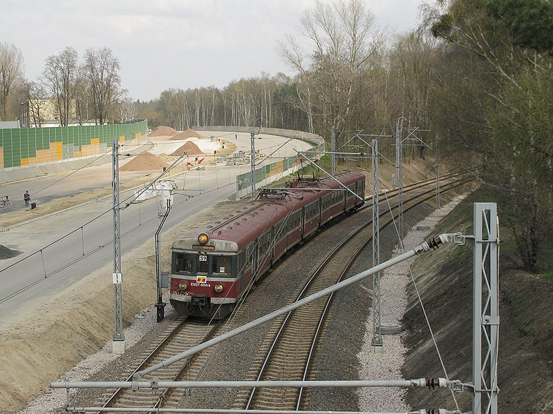 EN57-804 als Zug der Linie S9 manvriert in Warszawa Koło. Daneben wird die Autobahn S8 gebaut.