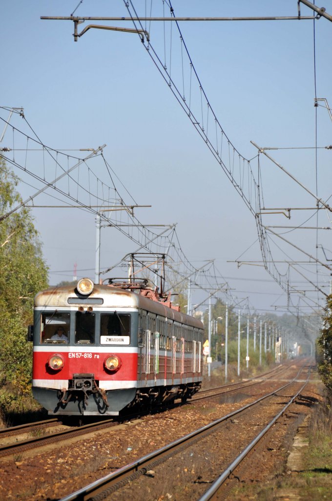 EN57 816 bei Katowice-Podlesie in Richtung Tychy (12.10.2012)
