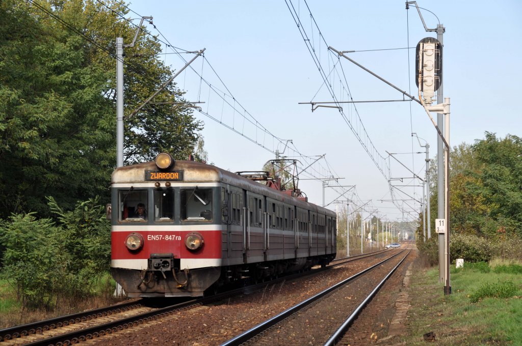 EN57 847 bei Katowice-Podlesie mit einer RB nach Zwardoń (12.10.2012).
