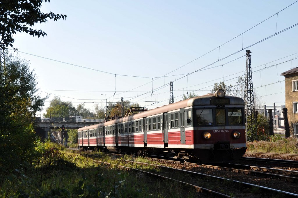 EN57 877 bei der Ausfahrt aus Katowice-Ligota in Richtung Katowice (09.10.2012)