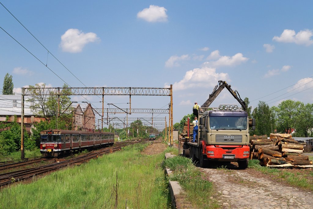 EN57-888 mit Os 6425 in Kuznia Raciborska (19.05.2011)