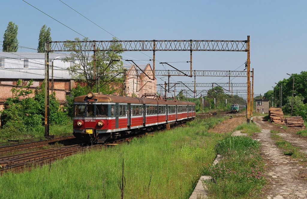 EN57-901 mit R6421 in Kuznia Raciborska (19.05.2011)