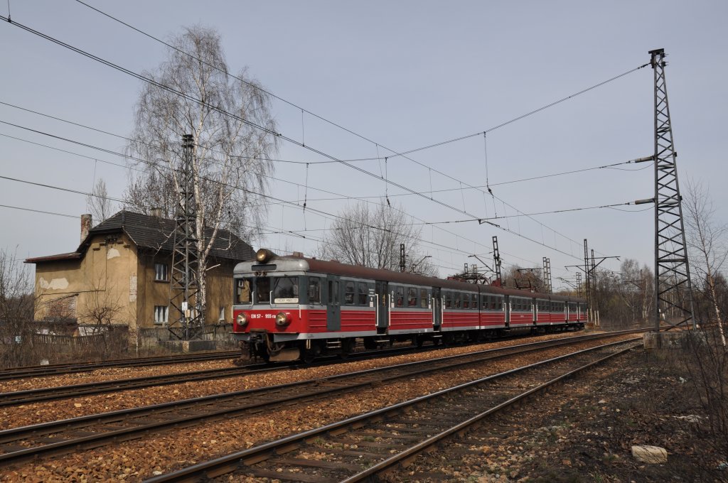 EN57 955 bei Katowice-Ligota mit einer Regionalbahn aus Katowice nach Tychy (10.04.2012)