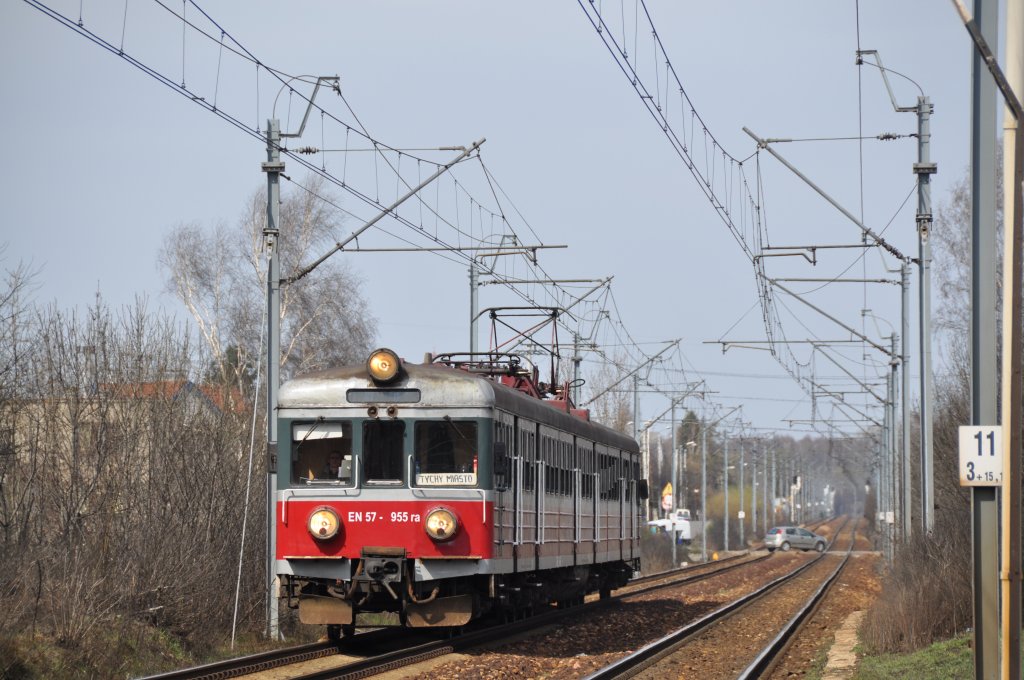 EN57 955 mit einer Regionalbahn nach Tychy-(Miasto) bei Katowice Podlesie (11.04.2012)