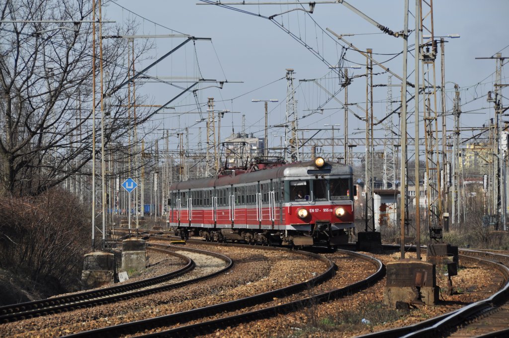 EN57 995 bei Katowice-Ligota (10.04.2012)