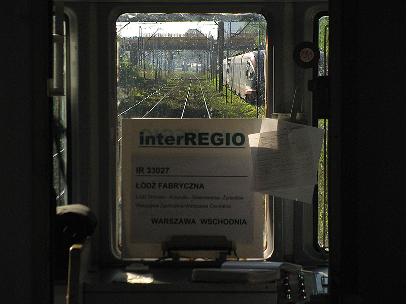EN57 als iR-33027  Łodzianin  aus Warszawa Wschodnie erreicht Ł�dź Fabryczna am 11.09.2010. Dort rechts sieht man die ED74-Triebz�ge, die dieselbe Linie als TLK-Z�ge bedienen.