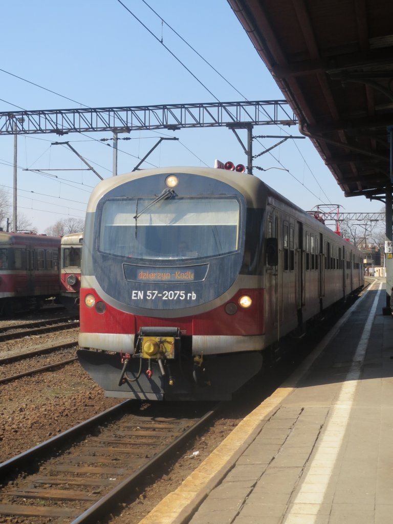 EN57 am 08.04.213 im Hauptbahnhof von Oppeln (Opole) vor der Abfahrt nach Kandrzin-Cosel (Kedzierzyn-Kozle)