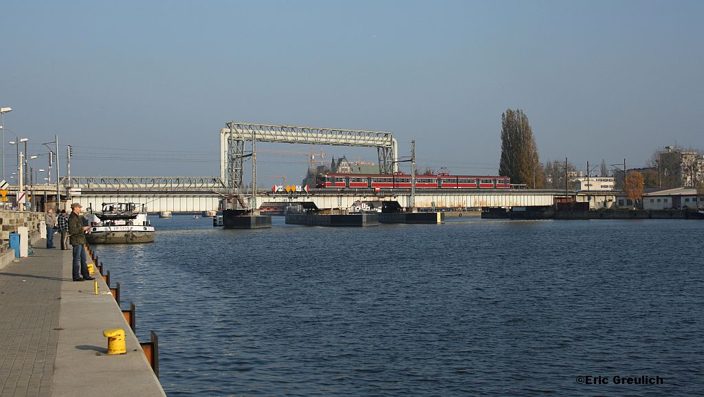 EN57 mit einem Nahverkehrszug am 05.10.2011 in Szczecin kurz vor Szczecin Glowny.