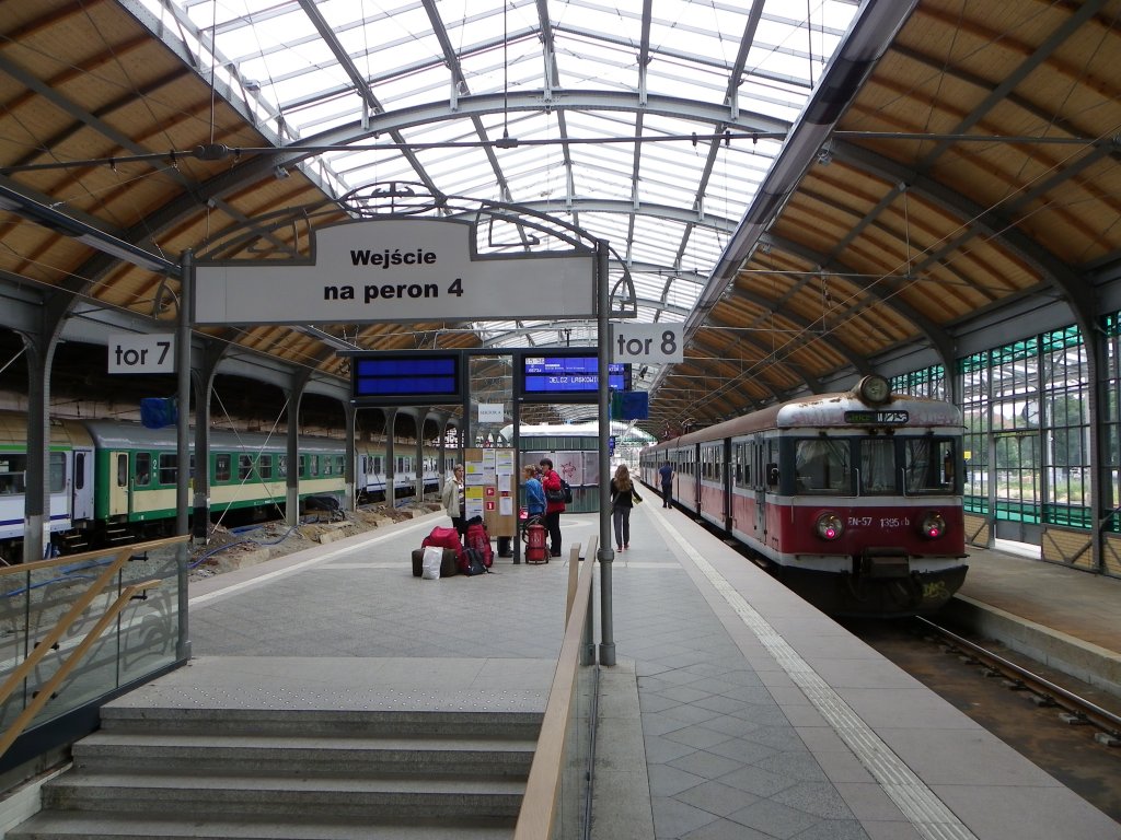 EN57 nach Gleiwitz (Gliwice) whrend des Umbaues des Hauptbahnhofes Breslau (Wroclaw) im Frhjahr 2012