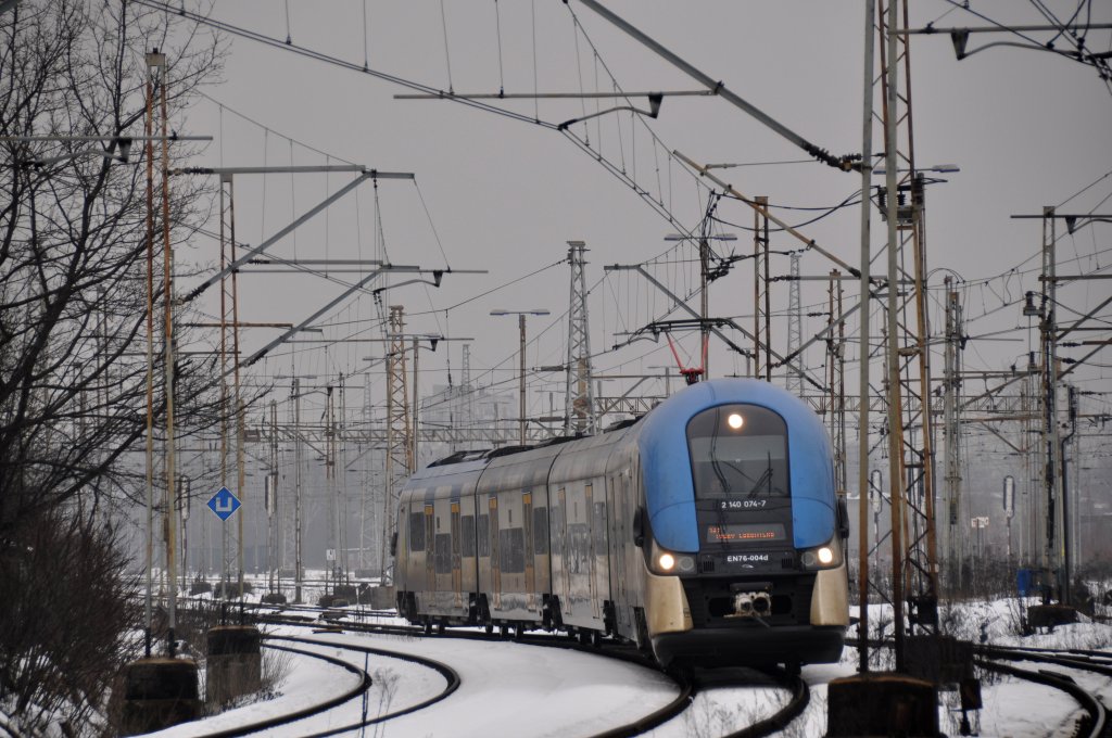 EN76 004 mit einer RB aus Katowice nach Tychy Lodowisko. In Katowice Ligota (05.04.2013)
