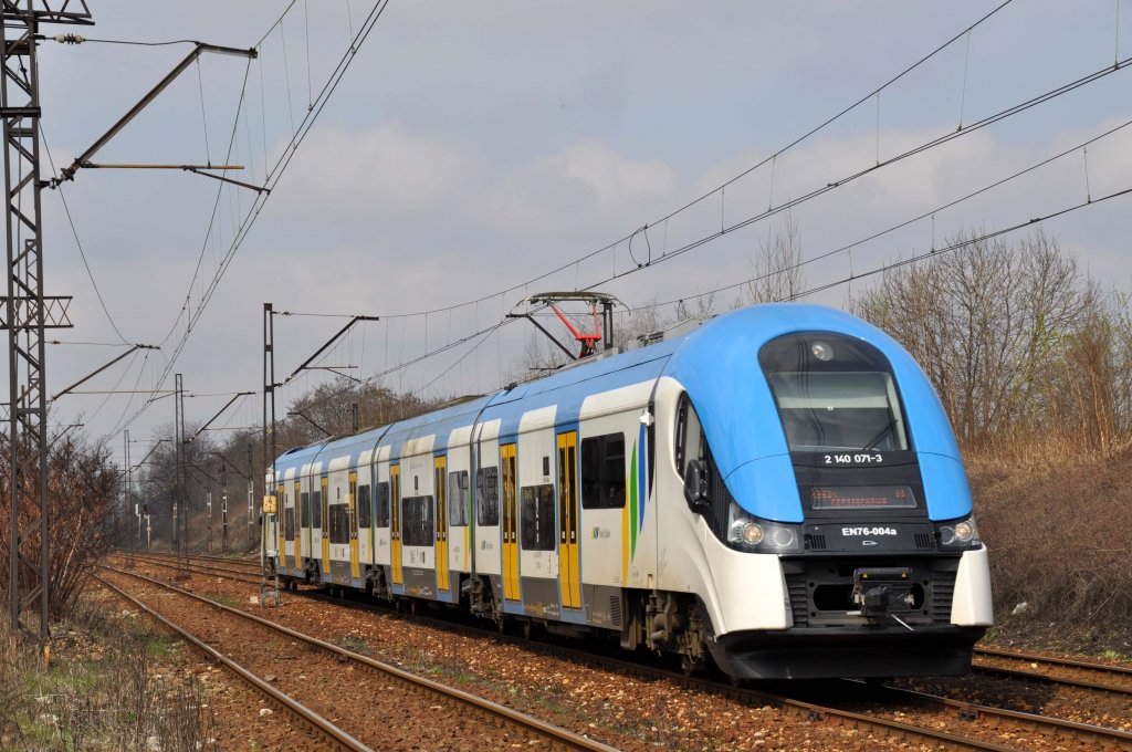 EN76 004 mit einer Regionalbahn bei Katowice-Załęże in richtung Katowice Głwny und dan weiter nach Czestochowa(14.04.2012)
