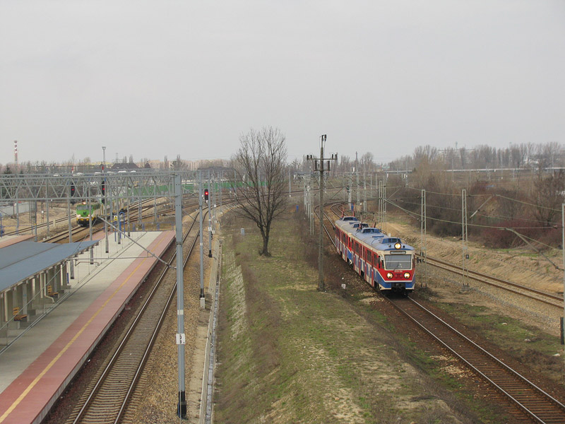 EN94-28 als WKD-133 in Warszawa-Aleje Jerozolimskie, 28.03.2010. Dort links KM-12243 nach Radom.
