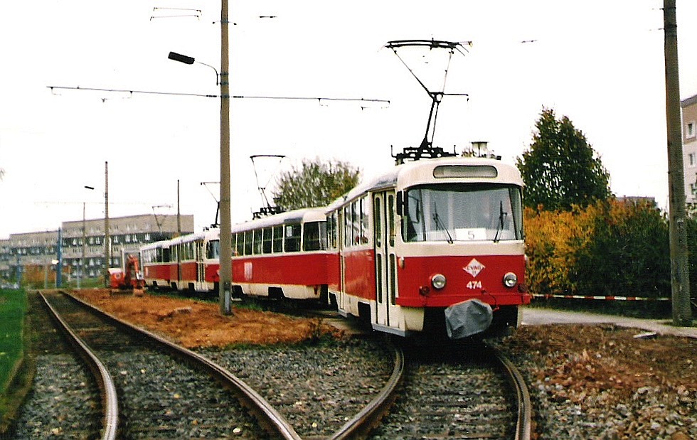 Ende der 19iger Jahre fand der Ausbau der Straenbahnlinie 4 ber die Stollberger Strae zur Innenstadt Chemnitz statt. Da allerdings noch nicht die bentigten Variobahnen mit zwei Fhrerstnden, sowie die Wendemglichkeit fehlte, um auf der Fahrerseite zu bleiben, koppelte man je einen Tatra Triebwagen seitenverkehrt zusammen.
Das Bild entstand im Oktober 1998 in der Wendeschleife an der Wolgograder Allee, welche zu diesem Zeitpunkt umgebaut wurde.