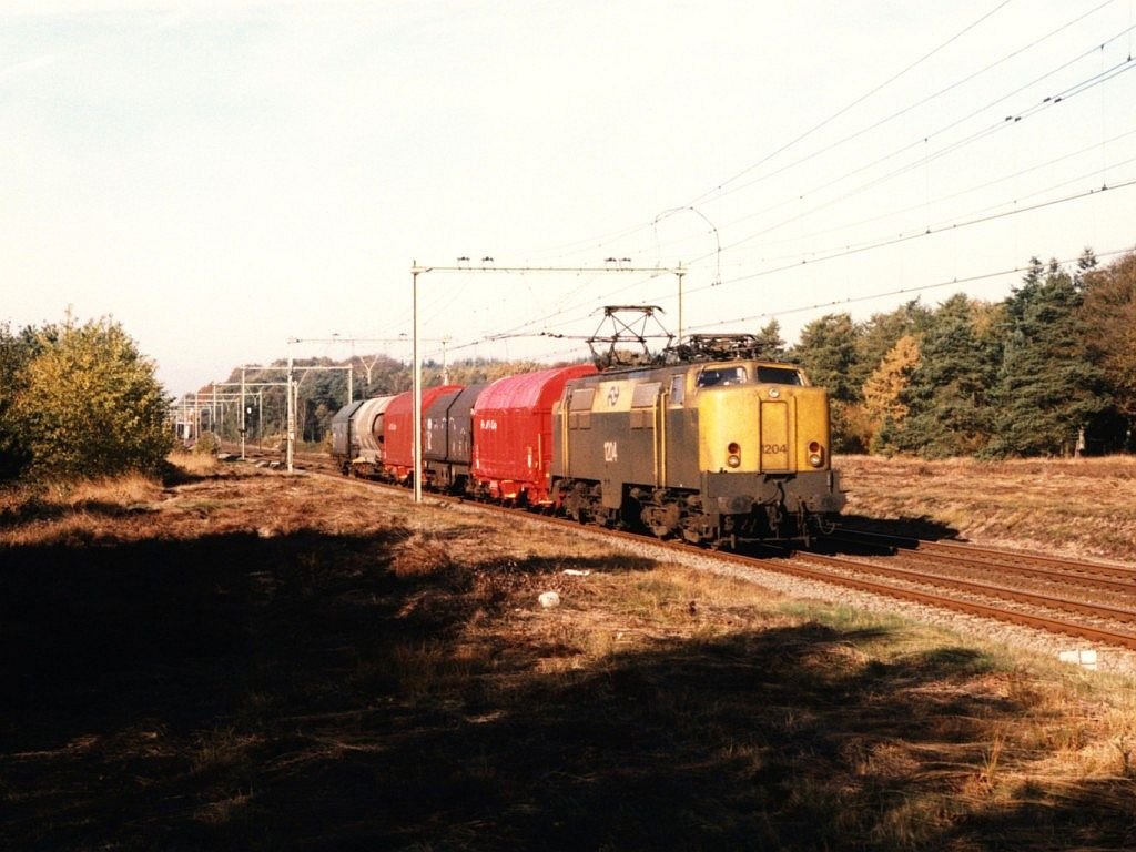 Ende 90er Jahren gab es noch verschiedene Baureihe E-loks bei NS (1100, 1200, 1300, 1600 en 1700). Hier fhrt die 1204 mit Gterzug 45121 Beverwijk-Hagen Vorhalle bei Ginkel am 24-10-1996. Bild und scan: Date Jan de Vries.