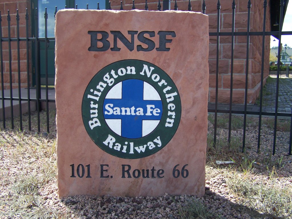 Ende April 2011 fand ich diesen Gedenkstein in Flagstaff am Bahnhof.
In Arizona,an der Route 66 gelegen,fr Eisenbahnfreunde ein lohnendes Ziel.
Wenige Wochen vorher ist wegen Beschwerden der Hotels Flagstaff zur ruhigen Zone
erklrt worden.Nun drfen die Lokfhrer hier die Horner nicht mehr bettigen.
Sehr Schade.