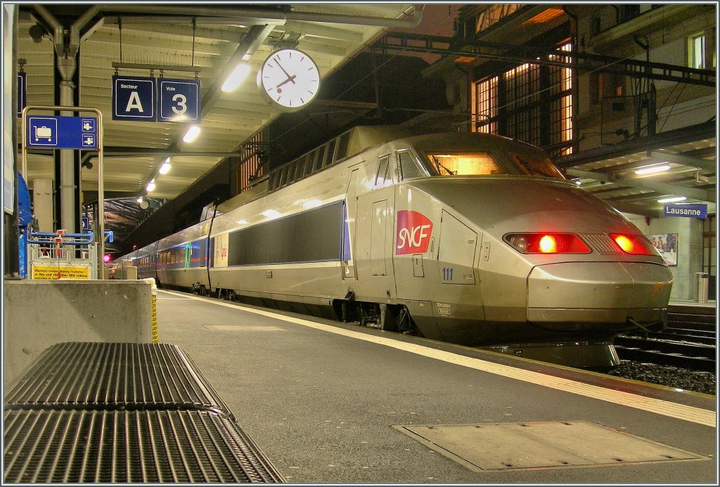 Ende Februar vor fnf Jahren haben Christine und ich (endlich) eine Digitalkamera gekauft. Und heute vor genau fnf Jahren habe ich mein erstes Bild auf BB.de hochgeladen. Seitdem hat das Hobby  Fotografie  eine ganz neue Dimension bekommen. Obwohl zwischenzeitlich auch mit einer anderen Kamera unterwegs, leistet unsere  immer-dabei -Nikon coolpix 7900 nach fnf Jahren immer noch treue Dienste, wie das  Geburtstagsbild  zeigt. Der TGV Lyria ist aus Paris in Lausanne eingetroffen, die Fahrgste sind ausgestiegen und der Zug wird in Krze in die Abstellgruppen-Gleise fahren.
26. Feb. 2011