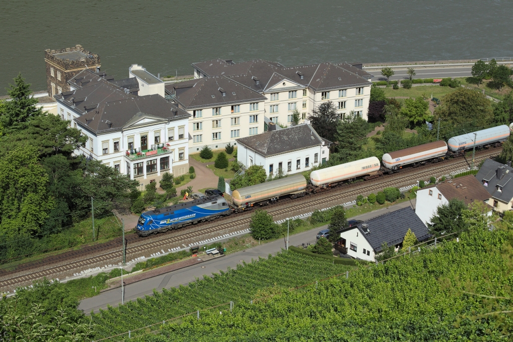 Ende Juli 2011 war wieder der Mittelweserbahn-Taurus unterwegs und schleppt Kesselwagen durch Assmannshausen