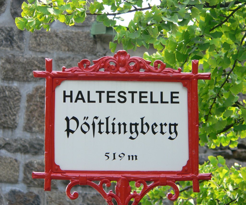Endhaltestelle der Pstlingbergbahn in Linz. Die Pstlingbergbahn ist eine Schmalspurbahn (1897 in der Meterspur errichtet) die den Linzer Hauptplatz mit dem Pstlingberg verbindet. Sie gilt als steilste Adhsionsbahn der Welt. (26.08.2009)