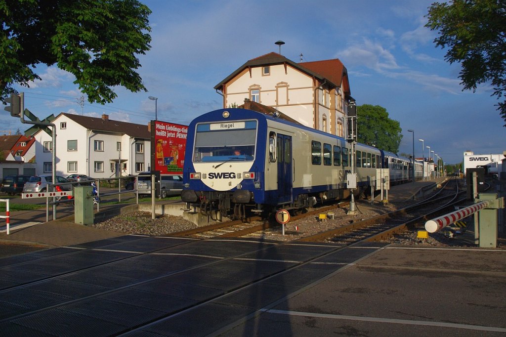 Endingen 6:50h - VS 202, VT 126 und VT 127 verlassen den Bahnhof Richtung Riegel.
