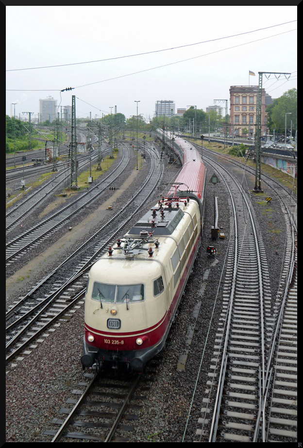 Endlich ist die 103 235-8 wieder in ihrem Frankfurter Umlauf! Hier ist sie wieder mit dem IC 119 in Mannheim angekommen. (26.05.2013)