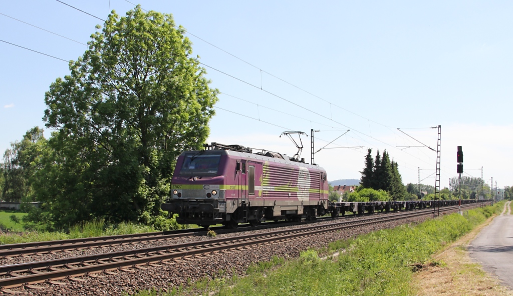 Endlich auch mal das lila Frettchen erwischt: 37027 mit leeren Containerzug in Fahrtrichtung Norden. Aufgenommen am 26.05.2012 in der Nhe der Nordeinfahrt nach Eschwege.