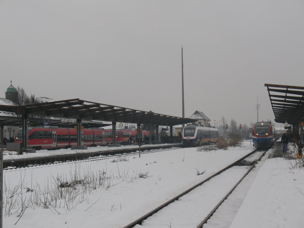Endlich beginnen die Bauarbeiten im Bahnhof Coesfeld. Momentan werden die Bahnsteigdcher abmontiert. Auerdem stehen im Bahnhof die Zge nach Mnster, Dorsten und Enschede. 10.12.2010