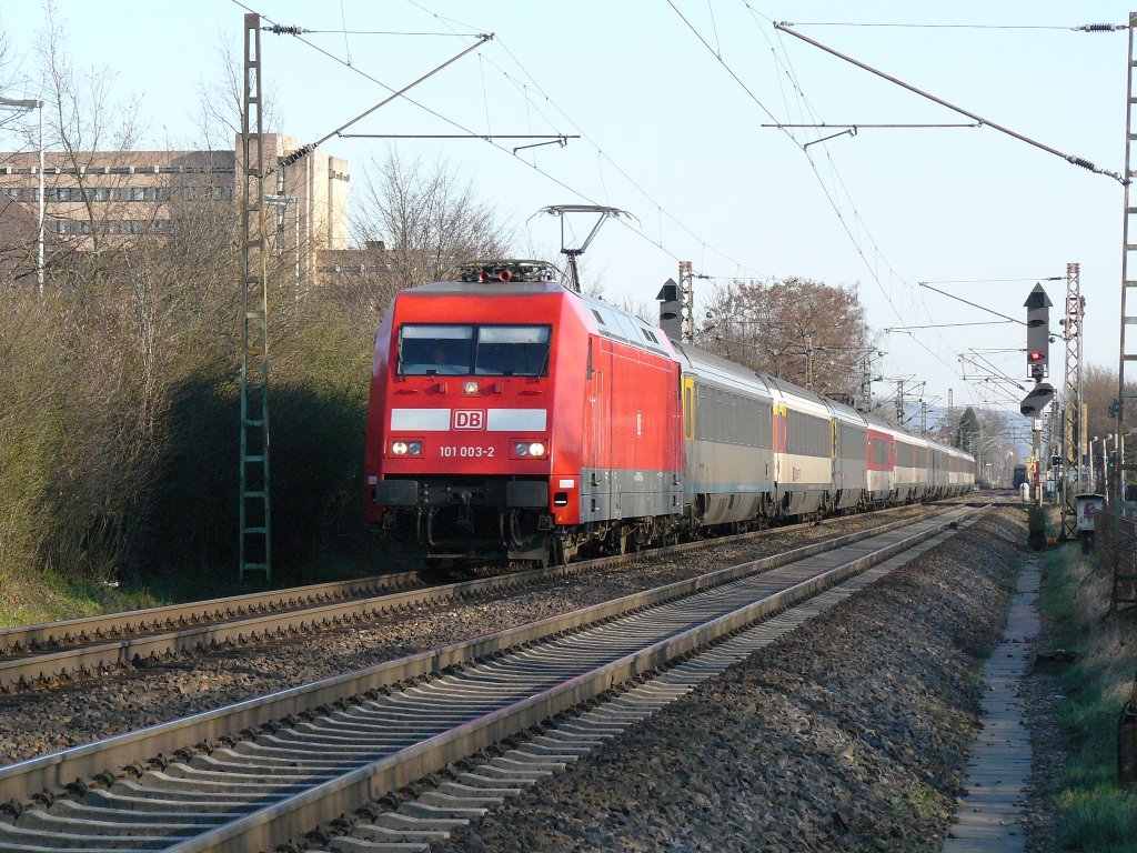 Endlich Bilder aus dem neuen Jahr (II). Ich war wieder an meiner kleinen Stelle am Bahn�bergang Marie-Schlei Alee, einer der letzten mit mechanischem L�utewerk, in Bonn-Friesdorf, wo am heutigen Nachmittag echt viel los war. Auf dieser Aufnahme rast 101 003-2 mit dem EC 100 von Chur nach Hamburg. Der Zug ist komplett aus Wagen der SBB gebildet. (19.3.2012, 16:36 Uhr) 