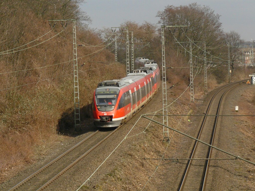 Endlich Bilder aus dem neuen Jahr (IV). Das vierte Bild heute zeigt  nur  einen Treibwagen der BR 644, der auf dem Regionalexpress 22 von Kln nach Trier unterwegs ist. In wenigen Augenblicken unterquert er die groe Fugngerberfhrung ber der groen Gleisverzweigung in Kln West. Die Stelle mchte ich nochmal aufsuchen, wenn die Bume grn sind und vielleicht mehr Gterzge unterwegs sind. (21.02.2012, 13:18 Uhr)