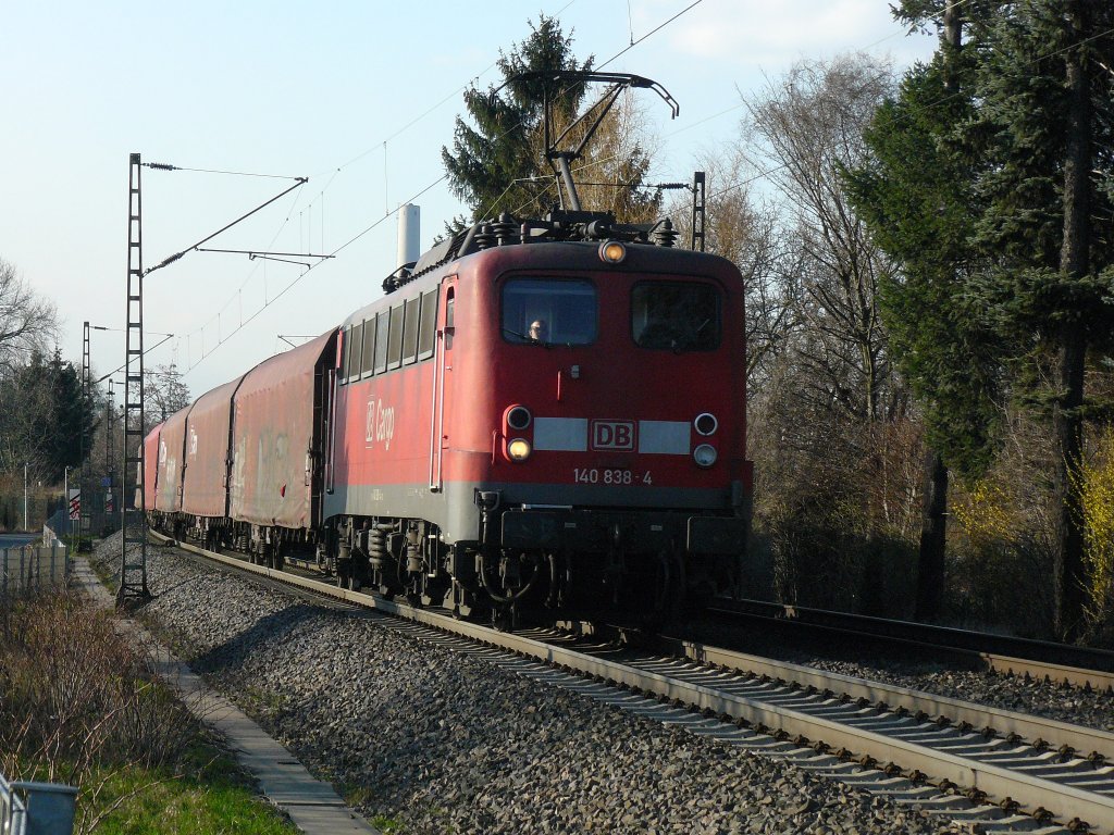 Endlich Bilder aus dem neuen Jahr (V). Ich war wieder an meiner kleinen Stelle am Bahn�bergang Marie-Schlei Alee, einer der letzten mit mechanischem L�utewerk, in Bonn-Friesdorf, wo am heutigen Nachmittag echt viel los war. Das f�nfte Foto von dort zeigt die 140 838-4, die einen Ganzzug durch den Bonner Stadtteil Friesdorf zieht. Wer genau hinschaut, erkennt, dass sie einen anderen Stromabnehmer als gew�hnlich tr�gt. Dieser schaut nach einem einer BR 120 oder einer BR 111 aus. (19.3.2012, 16:28 Uhr)