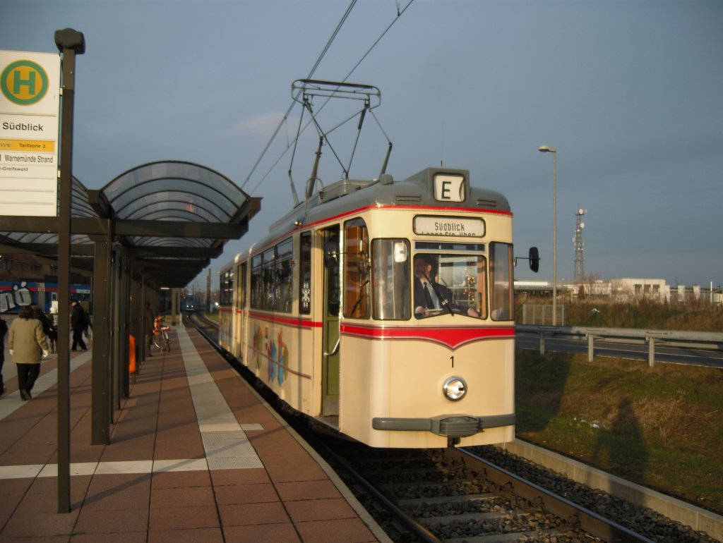 Endlich blickte am  Sdblick  auch einmal die Sonne durch die Wolken und strahlte den G4 an. Hier endeten bzw. starteten die Adventssonderfahrten, wofr man brigens nur einen normalen Fahrausweis bzw. Monatskarte etc. bentigt.
Rostock, 05.12.2009 