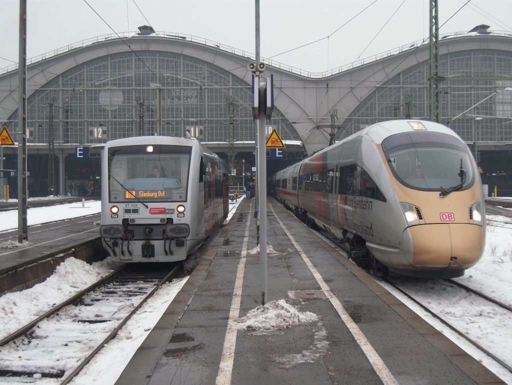ENDLICH! Endlich habe ich 415 022 vor die Linse bekommen! Er kam als ICE 1557 in Leipzig Hbf an, wurde ausgesetzt und nur der andere Zugteil fuhr nach Dresden. Dadurch verlor der Zug aber nochmals an Zeit.
22.12.2010