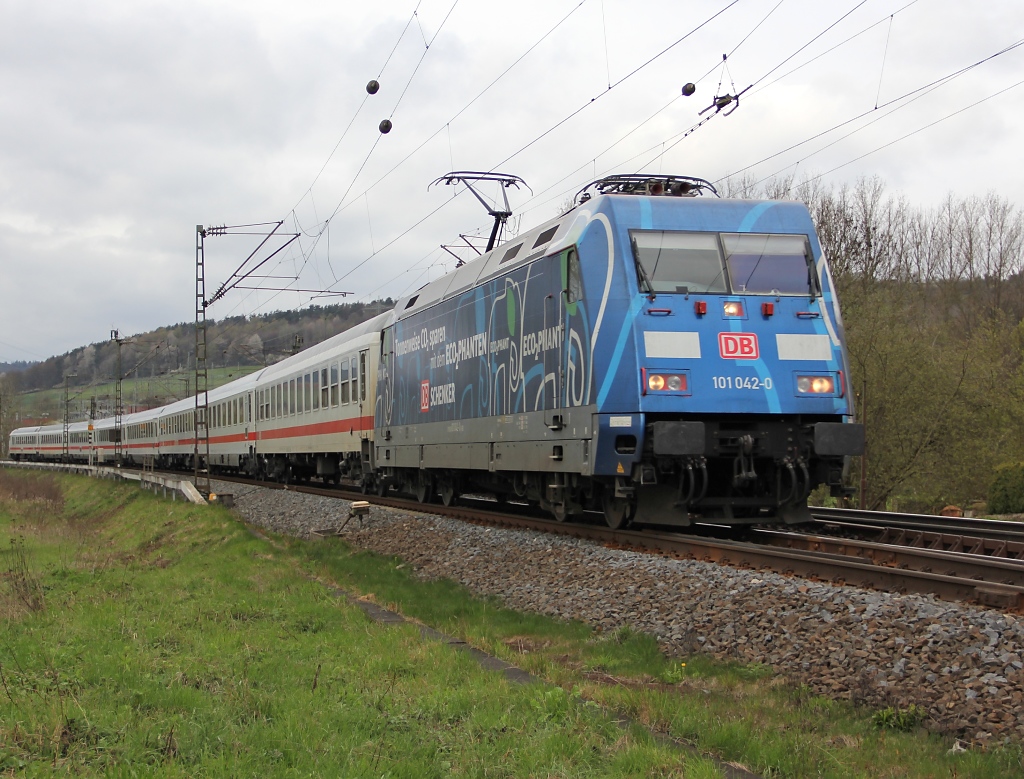 Endlich erstmals in voller Pracht gesehen! 101 042-0 mit IC Richtung Bebra. Aufgenommen am 21.04.2012 in Mecklar.