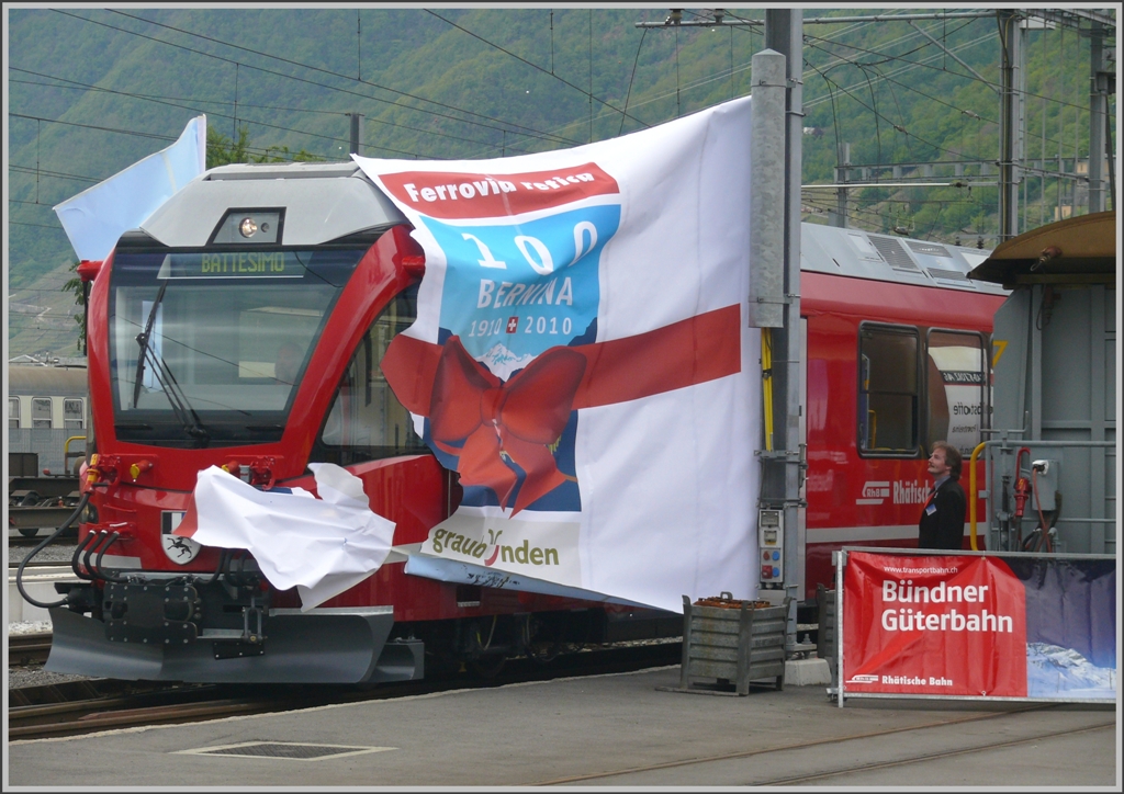 Endlich ist es soweit, der 5.Allegra Triebzug 3505 durchfhrt das Band und wird auf den Namen des italienischen Malers Giovanni Segantini getauft.Die Zugzielanzeige heisst Battesimo = Taufe.(08.05.2010)