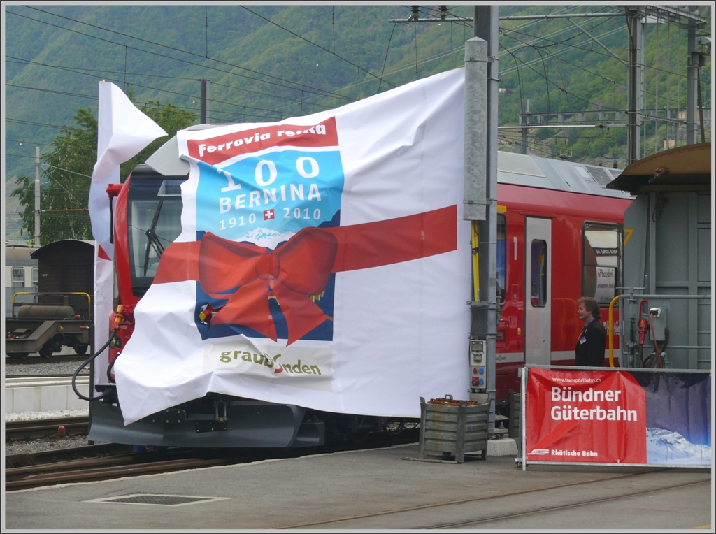 Endlich ist es soweit, der 5.Allegra Triebzug 3505 durchfhrt das Band und wird auf den Namen des italienischen Malers Giovanni Segantini getauft.(08.05.2010)