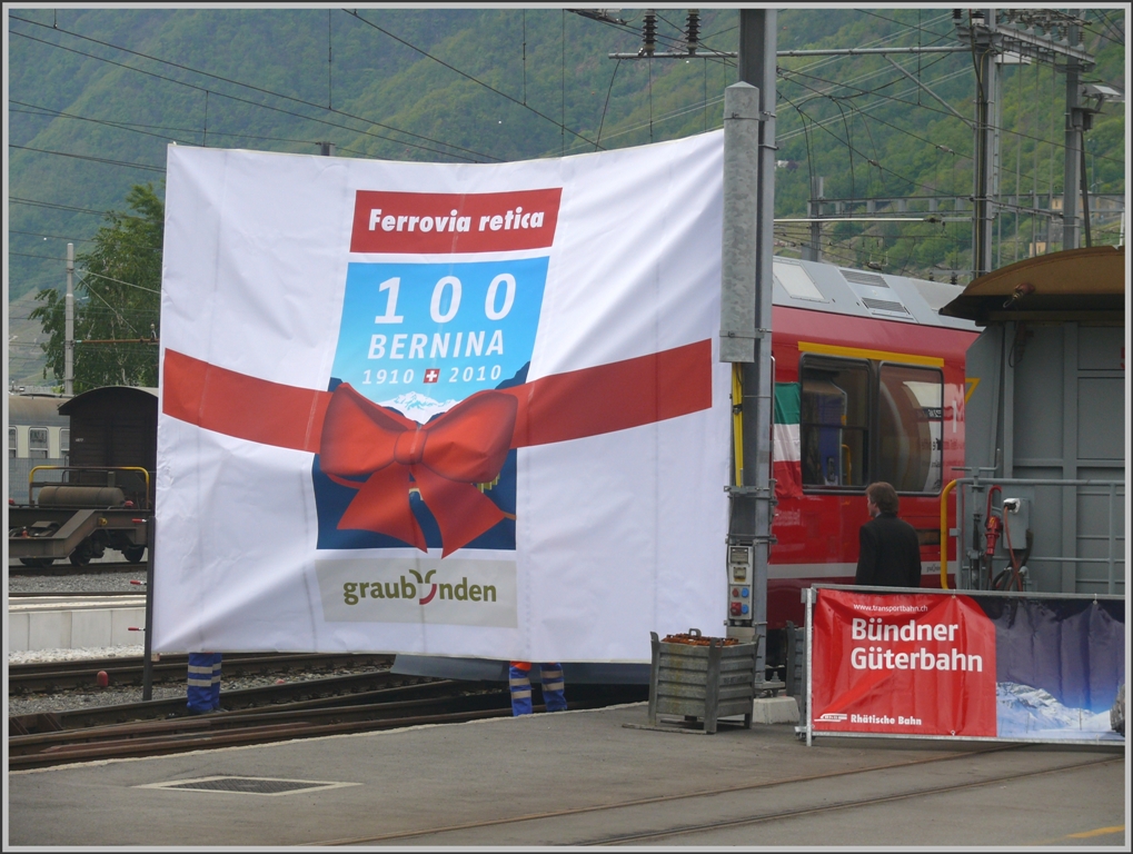 Endlich ist es soweit, der 5.Allegra Triebzug 3505 durchfhrt das Band und wird auf den Namen des italienischen Malers Giovanni Segantini getauft.(08.05.2010)