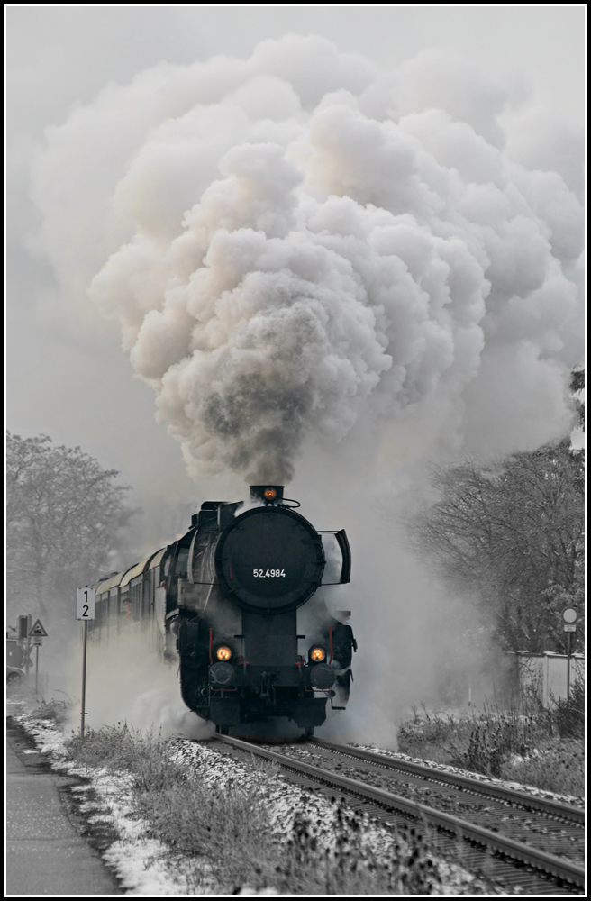 Endlich fhrt sie wieder, 52.4984!
Hier bildlich festgehalten, am 24.12.2012 mit dem SR 14089 (Wf - Gt) bei der Ausfahrt aus der Haltestelle Bad Fischau. 
Am Zugschluss schiebt 2143 040 nach.

>> www.lokteam.at <<