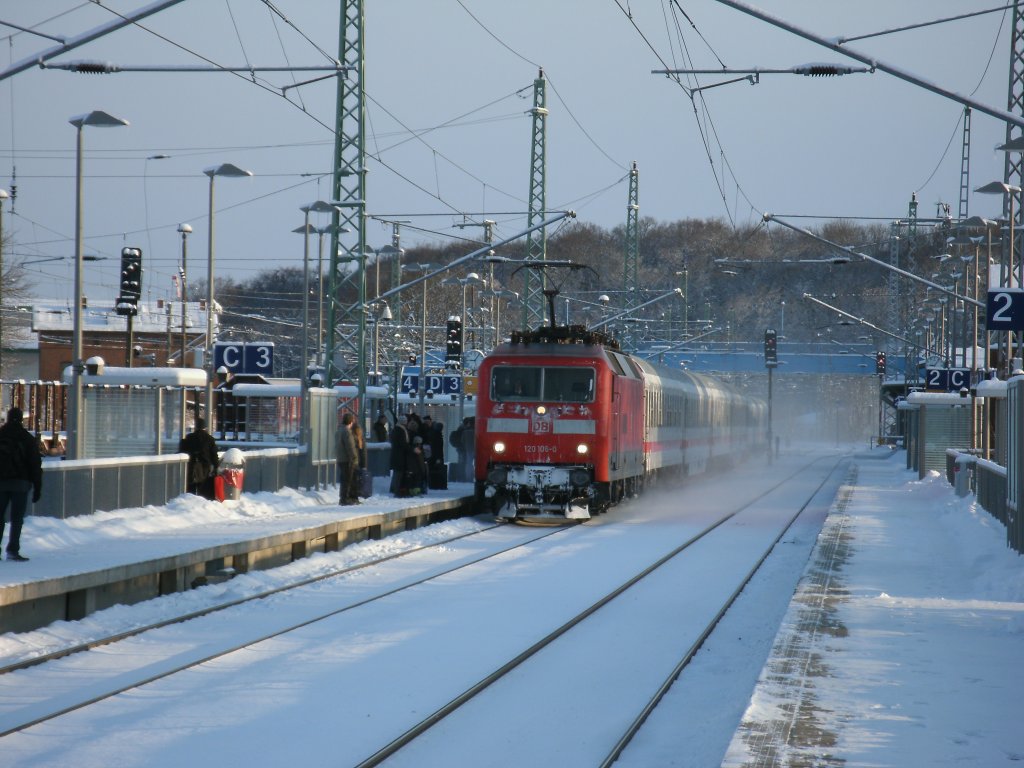 Endlich in den geheizten IC 2356 Binz-Frankfurt/Main hie es fr die Reisende,die am 04.Februar 2012 in Bergen/Rgen,warteten den 120 106 brachte.