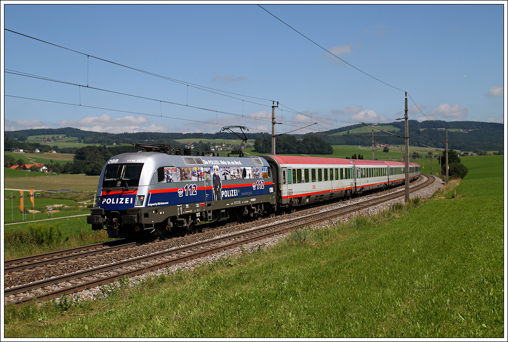 Endlich hab auch ich sie, die  POLIZEI . Am Foto zu sehen ist 1116.250 mit OIC 690 auf der Fahrt von Wien West nach Klagenfurt bei Weng, 02.08.2011